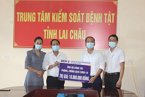 Đồng chí Vũ Đức Minh – Phó Giám đốc BIDV Chi nhánh Lai Châu trao tiền hỗ trợ cho CDC Lai Châu. Ảnh: Phương Lan